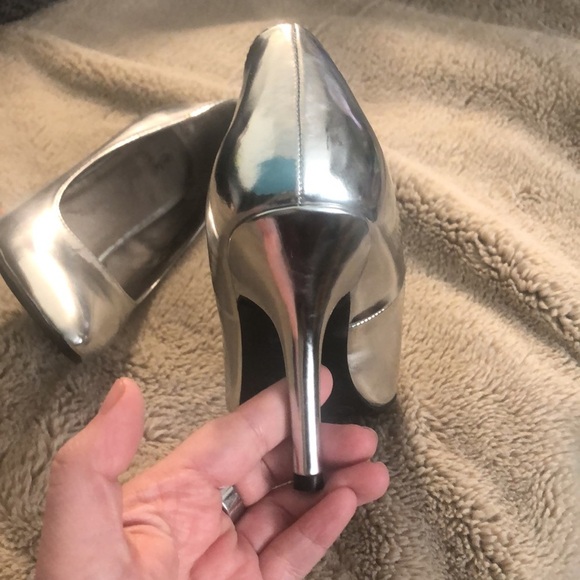 Mossimo Metallic Heels, size 6 - Picture 3 of 8